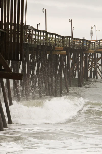 Pier und Wellen am nördlichen Carolina-Ufer — Stockfoto