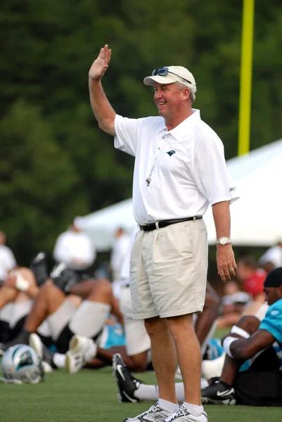 SPARTANBURG, SC - July 28: Carolina Panthers head coach John Fox talks to football players resting between reps during training camp July 28, 2008. — Stock Photo, Image