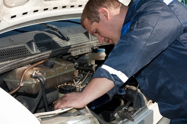 Mechaniker bei der Arbeit — Stockfoto