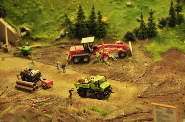 Pequeñas máquinas de juguete trabajan en la construcción —  Fotos de Stock
