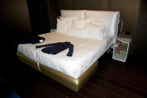 Anzug auf dem luxuriösen Hotelbett — Stockfoto