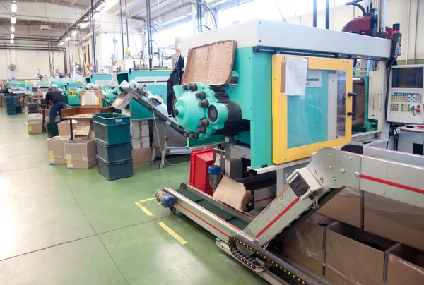 Vstřikovací stroje v továrně na velké — Stock fotografie