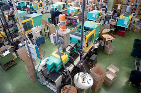 Formsprutning av maskiner i en stor fabrik — Stockfoto
