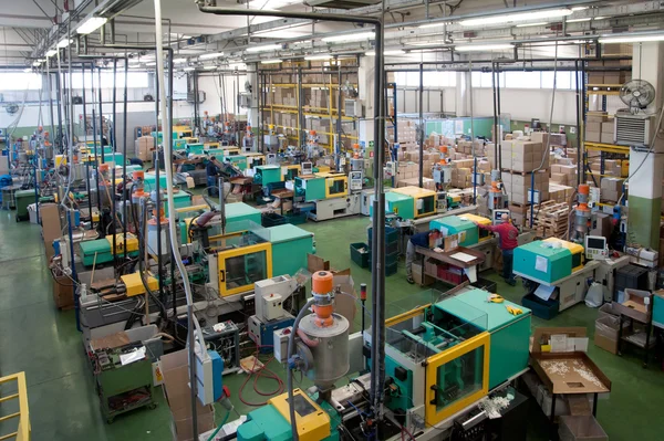 Spuitgieten machines in een grote fabriek Stockfoto