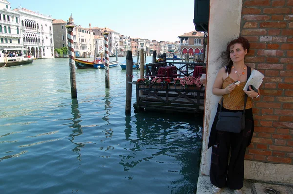 Benátky - canal grande a žena — Stock fotografie