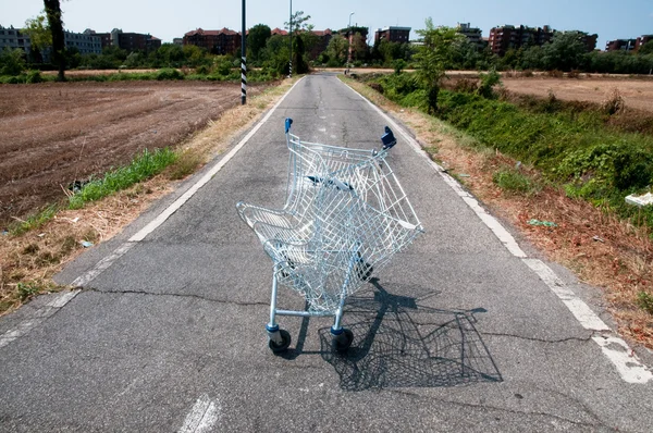 Nefunkční nákupního košíku v ulici kampaně — Stock fotografie