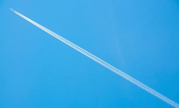 Militaire jet vliegtuig in de lucht (met sporen) — Stockfoto