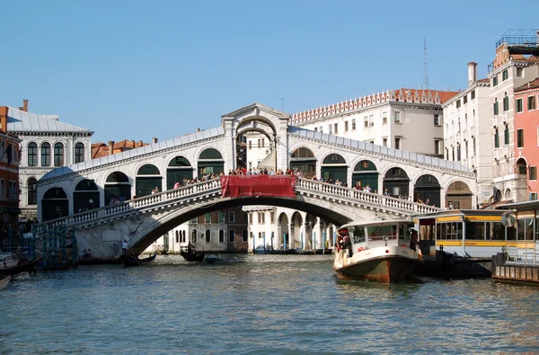 Ponte di Rialto - Венеція, Італія — стокове фото