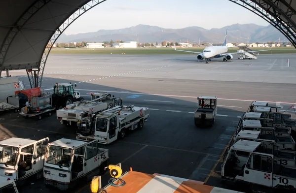 Avión en pista y hangar — Foto de Stock