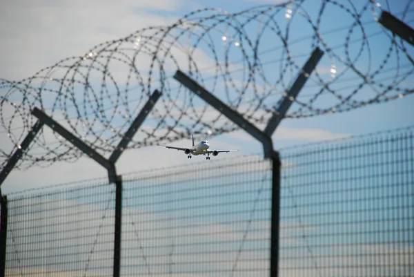 Airplane landing, wire barbed — Stock Photo, Image
