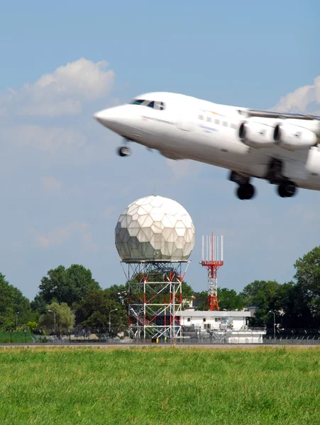 Літак і радар — стокове фото