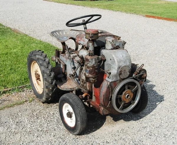 Alter landwirtschaftlicher Traktor — Stockfoto