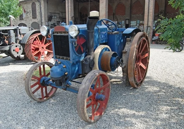 Antiguo tractor de granja — Foto de Stock