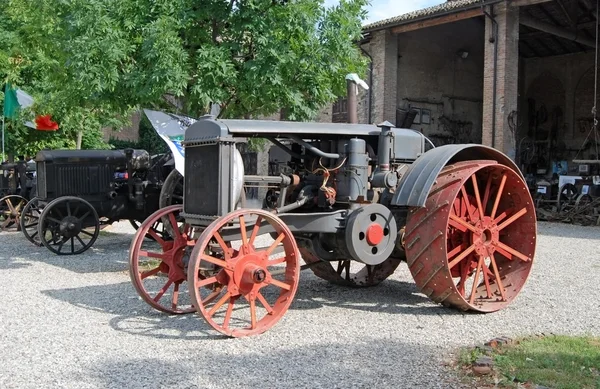Antiguo tractor de granja — Foto de Stock