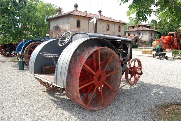 Ancien tracteur agricole — Photo