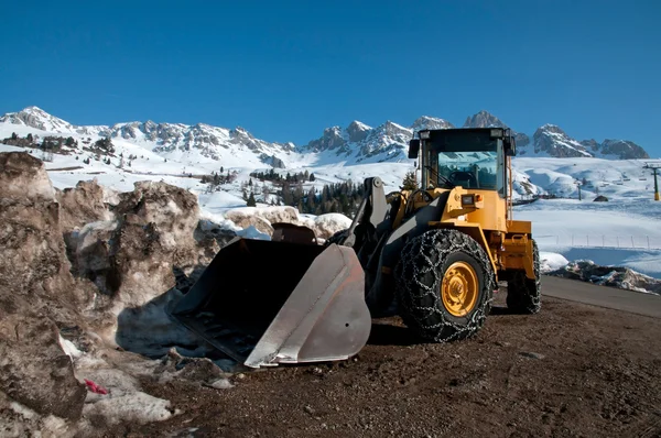 Nettoyant neige avec bulldozer — Photo