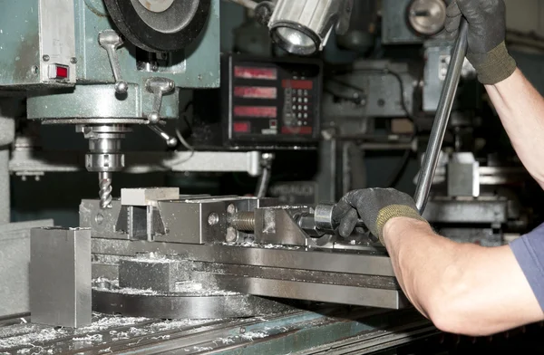 CNC de perforación y fresado en taller —  Fotos de Stock
