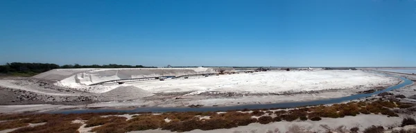Panoramautsikt över saltworks, saltlösning - camargue — Stockfoto