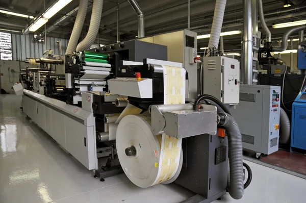 Průmyslová tiskárna: flexo lis tisk — Stock fotografie