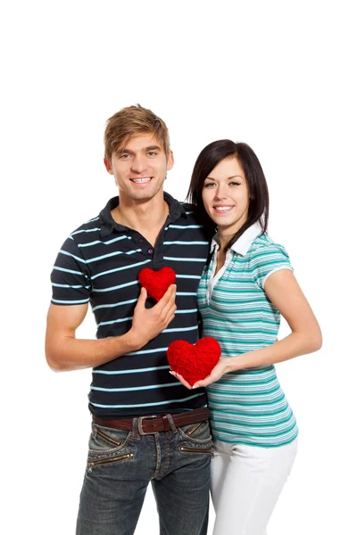 Jovem casal amor segurando coração vermelho — Fotografia de Stock