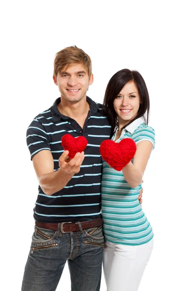 Para młoda miłość gospodarstwa czerwone serce — Zdjęcie stockowe