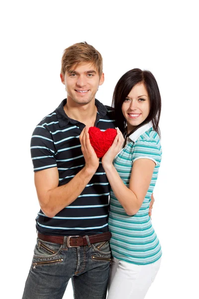 Jovem casal amor segurando coração vermelho — Fotografia de Stock