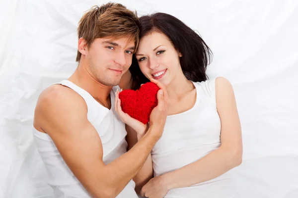 ベッドの中で若い愛のカップル — ストック写真