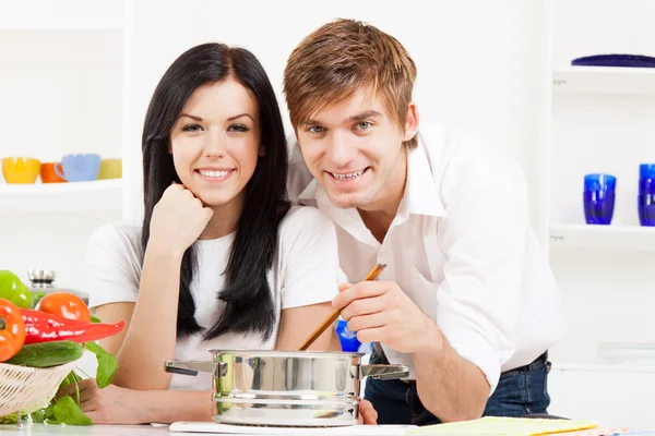 Young couple in kitchen — Stock Photo, Image