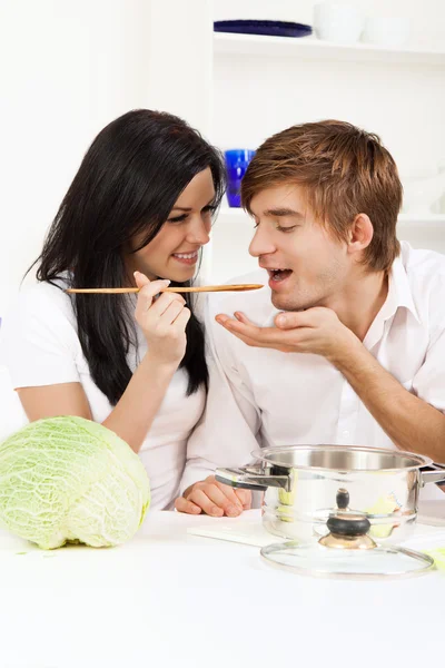 Jeune couple en cuisine — Photo