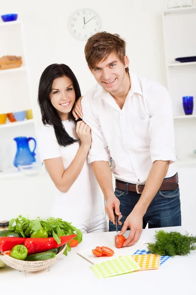 Unga par i köket — Stockfoto