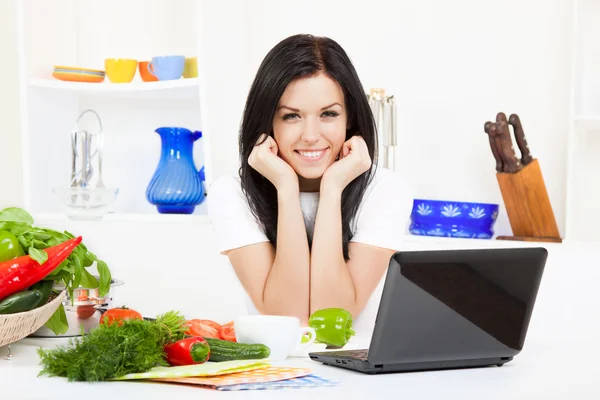 Jong stel in keuken — Stockfoto