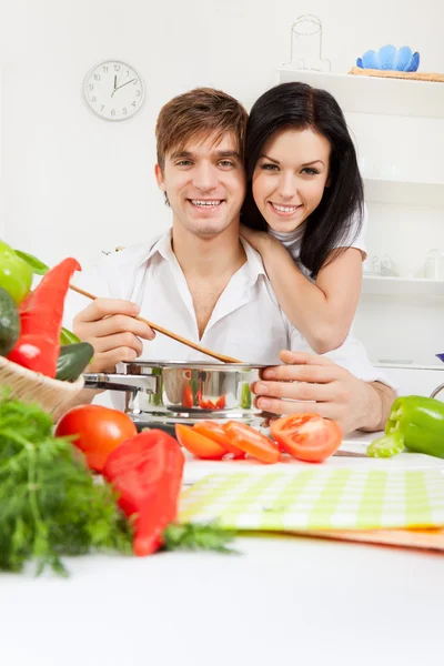 Молодая пара на кухне — стоковое фото
