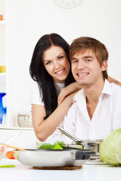 Молода пара на кухні — стокове фото