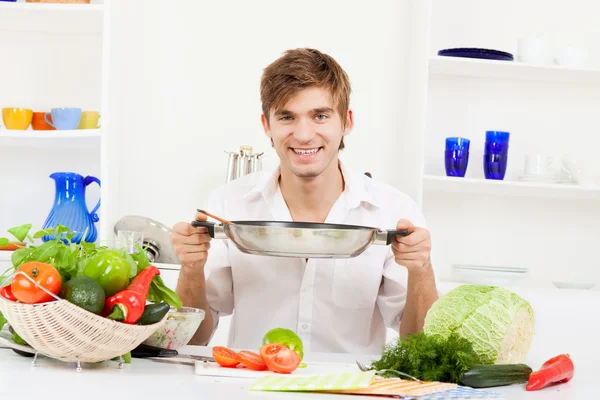 Jong stel in keuken — Stockfoto