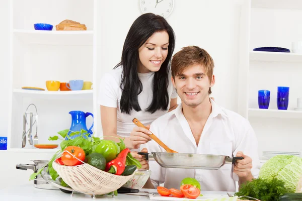 Junges Paar in der Küche — Stockfoto