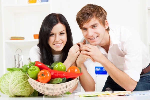 Young couple in kitchen Royalty Free Stock Photos