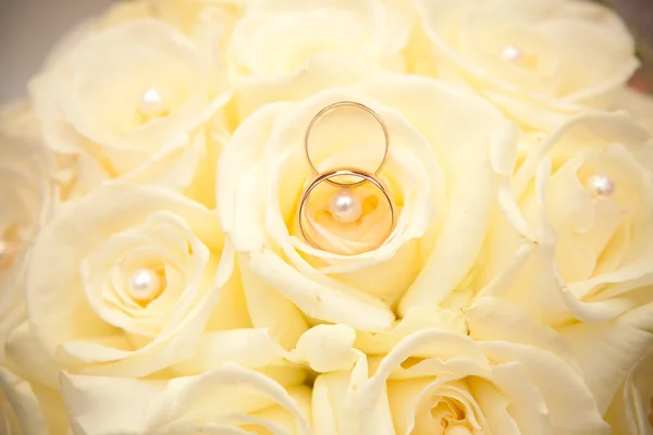 Snubní prsteny a svatební kytice. — Stock fotografie