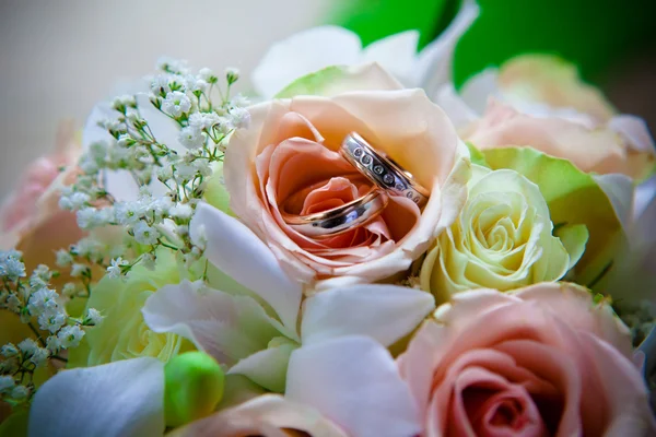 Wedding rings on a bouquet. — Stock Photo, Image