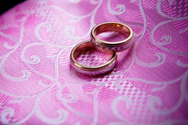 Wedding rings on a tie — Stock Photo, Image