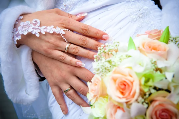 Hands of a newly-married couple — Stock Photo, Image