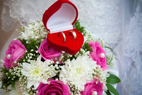 Snubní prsteny na svatební kytici. — Stock fotografie
