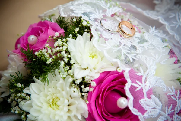 Vigselringar på en bröllopsbukett. — Stockfoto