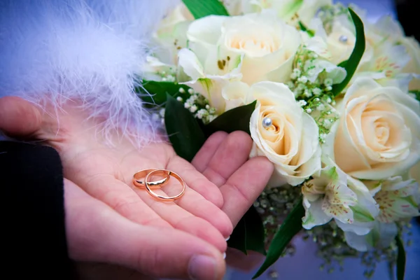 Wedding rings and flowers. — Stock Photo, Image
