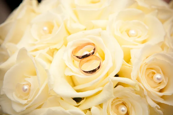 결혼 반지와 웨딩 부케 — 스톡 사진