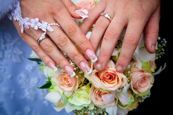 Mãos de um casal recém-casado — Fotografia de Stock