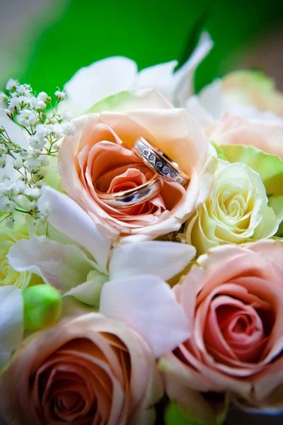 Jegygyűrűk esküvői csokron. — Stock Fotó