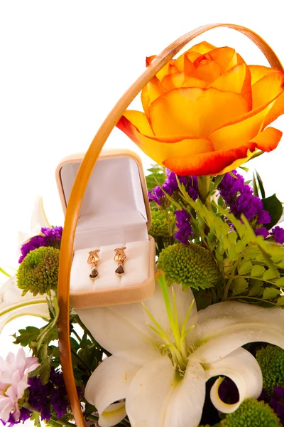 Квіти і золоті сережки. ізольовані . — стокове фото