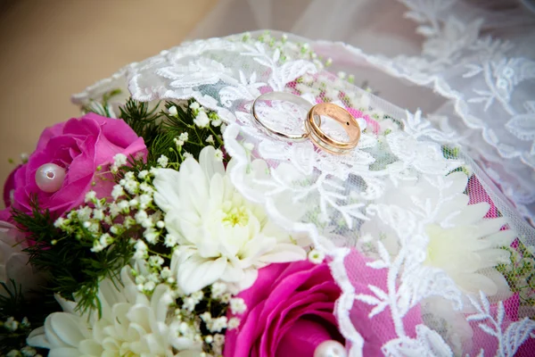 Wedding rings on a wedding bouquet. — Stock Photo, Image