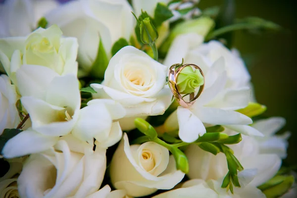 꽃에 걸려 있는 결혼반지. — 스톡 사진