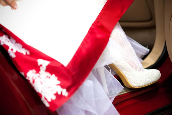 Zapatos blancos de la novia —  Fotos de Stock